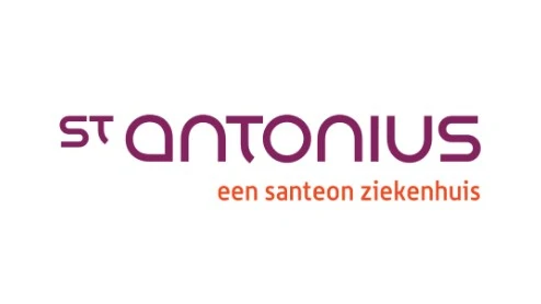 St. Antonius logo met "st antonius" in paarse tekst en "een santeon ziekenhuis" in oranje eronder, op een witte achtergrond.