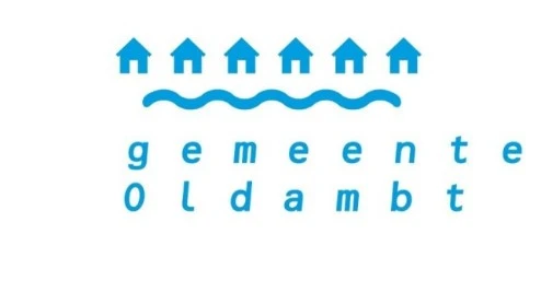 Logo met zes blauwe huispictogrammen boven een golvende lijn, met daaronder de tekst "gemeente Oldambt" in blauwe kleine letters Logo met zes blauwe huispictogrammen boven een golvende lijn, met daaronder de tekst "gemeente Oldambt" in blauwe kleine letters.