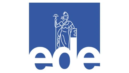 Een blauw vierkant met een witte lijntekening van een klassieke figuur die een staf vasthoudt boven de witte kleine letters "ede.