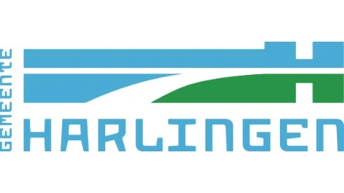 Logo van de gemeente Harlingen met gestileerde blauwe en groene vormen en de woorden "GEMEENTE HARLINGEN" in blokletters Logo van de gemeente Harlingen met gestileerde blauwe en groene vormen en de woorden "GEMEENTE HARLINGEN" in blokletters.