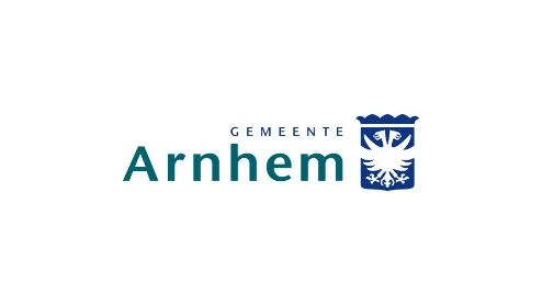 Logo van de gemeente Arnhem, met het woord "Arnhem", daarboven het woord "GEMEENTE" en rechts een blauw schild met een witte adelaar Logo van de gemeente Arnhem, met het woord "Arnhem", daarboven het woord "GEMEENTE" en rechts een blauw schild met een witte adelaar.