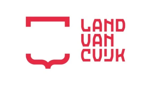 Rood gestileerde omtrek van een schild naast vetgedrukte tekst met de tekst "Land van Cuijk" in allemaal hoofdletters, op een witte achtergrond.