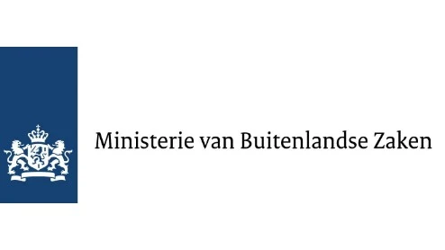 Logo van het Nederlandse Ministerie van Buitenlandse Zaken, bestaande uit een blauw vierkant met een wit koninklijk wapen en de tekst "Ministerie van Buitenlandse Zaken" op een witte achtergrond.