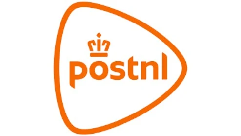 Het logo van PostNL toont het woord "postnl" in oranje kleine letters met een kroon boven de "o", omsloten door een oranje driehoek met afgeronde hoeken.