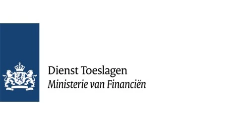 Logo van Dienst Toeslagen, onderdeel van het Nederlandse Ministerie van Financiën, met een blauw embleem met links een wit Nederlands wapen.