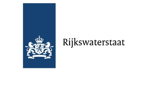 Het logo van Rijkswaterstaat bestaat uit een blauwe rechthoek met een wit Nederlands wapen naast het woord "Rijkswaterstaat" in zwarte tekst op een witte achtergrond.