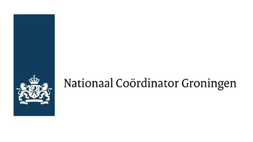 Logo van Nationaal Coördinator Groningen met een blauwe verticale balk met het Nederlandse wapen links van de naam van de organisatie in zwarte tekst op een witte achtergrond.