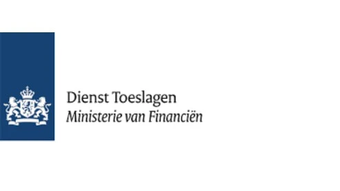 Logo van Dienst Toeslagen, Ministerie van Financiën, met een embleem van de Nederlandse overheid op een blauwe achtergrond met tekst in het Nederlands.
