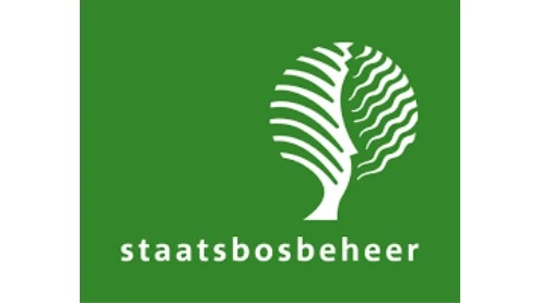 Groen logo met een gestileerde witte boom die een profiel van een gezicht vormt, met daaronder de tekst "staatsbosbeheer".