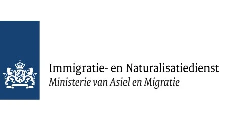Logo van de Nederlandse Immigratie- en Naturalisatiedienst (IND) met de tekst "Immigratie- en Naturalisatiedienst, Ministerie van Asiel en Migratie" en het Nederlandse regeringsembleem.