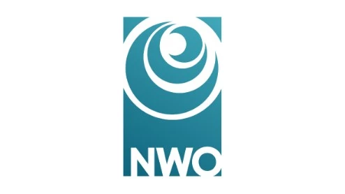 Teal en wit logo met concentrische bogen die een cirkelvorm vormen boven de letters "NWO".