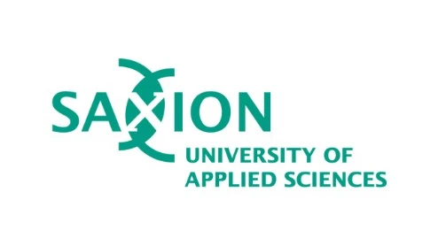 Logo van Saxion Hogeschool, met het woord "Saxion" en een gestileerd groen ontwerp dat de letter "X" kruist.