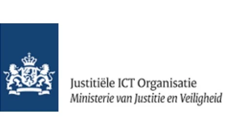 Logo van de Justitiële ICT Organisatie, Ministerie van Justitie en Veiligheid, met een wit Nederlands koninklijk wapen op een blauwe achtergrond.