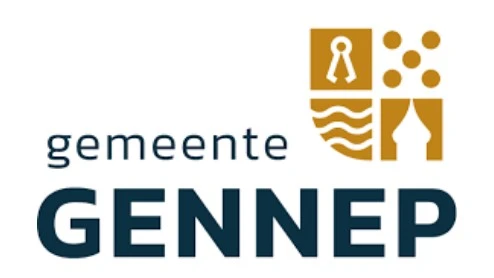 Logo van de gemeente Gennep met een gestileerd schild met sleutelgat, stippen, golven en torenpictogrammen naast de tekst "gemeente GENNEP.