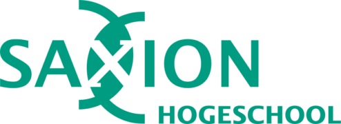 Logo van Saxion Hogeschool, met het woord "Saxion" met een gestileerde groene X en het woord "Hogeschool" eronder.