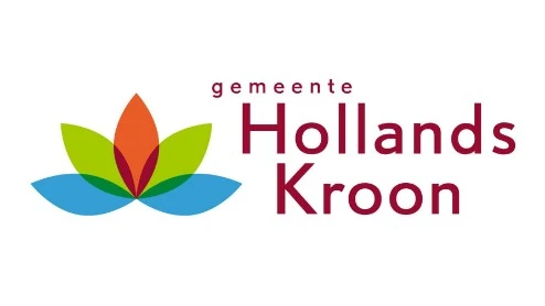 Logo van gemeente Hollands Kroon met gestileerde overlappende bladeren in groen, blauw en oranje, met de tekst "gemeente Hollands Kroon" in bordeauxrood.