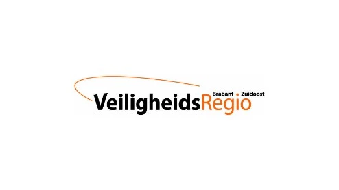 Logo van VeiligheidsRegio Brabant Zuidoost met de tekst in zwart en oranje op een witte achtergrond en een oranje gebogen lijn boven de woorden.