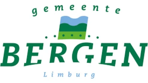 Logo van de gemeente Bergen in Limburg, met gestileerde groene heuvels en blauwe lucht boven de tekst "gemeente BERGEN Limburg.