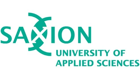 Logo van Saxion Hogeschool, met gestileerde groene tekst en een DNA-achtig grafisch element dat de letter "X" kruist.