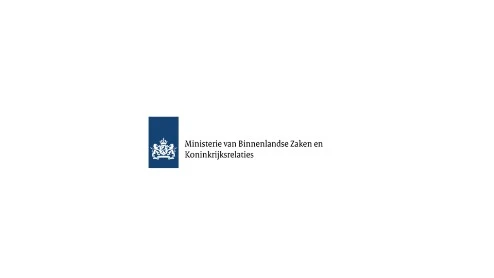 Logo van het Nederlandse ministerie van Binnenlandse Zaken en Koninkrijksrelaties, bestaande uit een blauwe rechthoek met een wit Nederlands wapen en Nederlandse tekst ernaast.