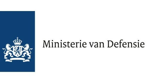 Logo van het Nederlandse Ministerie van Defensie, met een blauw schild met een witte leeuw en kroon naast de tekst "Ministerie van Defensie" op een witte achtergrond.