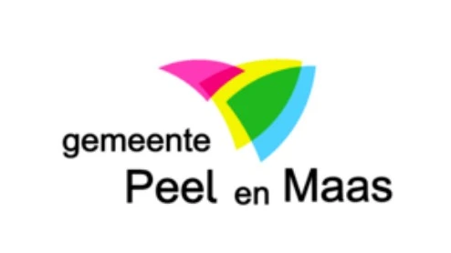 Logo van gemeente Peel en Maas met overlappende vormen in roze, geel, groen en blauw boven de zwarte tekst "gemeente Peel en Maas" op een witte achtergrond.
