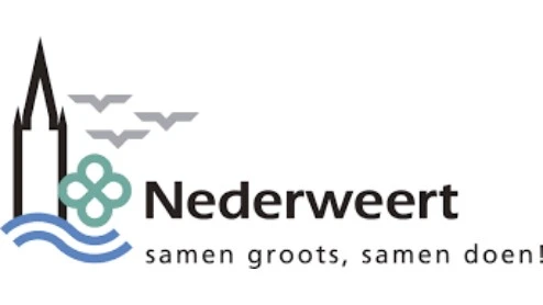 Logo van Nederweert met een gestileerde kerktoren, vogels, groen klaver-achtig symbool, blauwe golven en de slogan "samen groots, samen doen!.