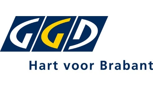 Logo van GGD Hart voor Brabant met gestileerde blauwe en gele letters "GGD" boven de tekst "Hart voor Brabant" op een witte achtergrond.