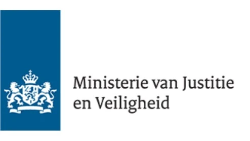 Logo van het Nederlandse Ministerie van Justitie en Veiligheid met een blauwe verticale banier en een wit leeuwenembleem aan de linkerkant en de naam van het ministerie in het Nederlands aan de rechterkant.