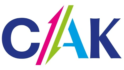 De afbeelding toont de letters "CIAK" in een vet lettertype, met de "I" en "A" gestileerd met roze en groene lijnen.