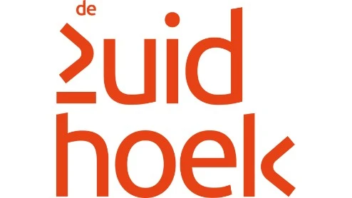 Logo met de woorden "de Zuid hoek" in gestileerde oranje tekst op een witte achtergrond.