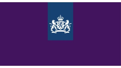 Paarse vlag met een blauwe rechthoek in het midden bovenaan, met een wit Nederlands wapen met twee leeuwen en een kroon.