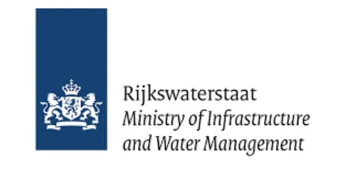 Logo van Rijkswaterstaat, Ministerie van Infrastructuur en Waterstaat, met een blauwe verticale rechthoek met een wit Nederlands wapen en de naam van de organisatie in het Engels en Nederlands.