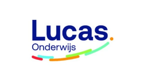 Het Lucas Onderwijs logo met blauwe tekst en gekleurde gebogen lijnen onder het woord "Onderwijs" op een witte achtergrond.