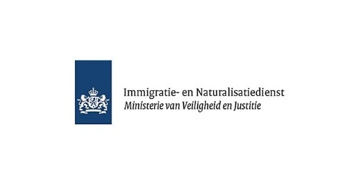 Logo van de Nederlandse Immigratie- en Naturalisatiedienst, onderdeel van het Ministerie van Veiligheid en Justitie, met links een blauw embleem.