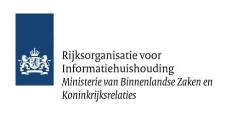 Logo van de Rijksorganisatie voor Informatiehuishouding, Ministerie van Binnenlandse Zaken en Koninkrijksrelaties, met links een blauw embleem en rechts tekst.