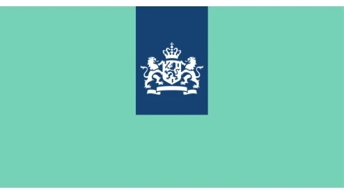 Een groenblauwe achtergrond met een donkerblauwe rechthoek in het midden aan de bovenkant, met een wit wapen van de Nederlandse regering met twee leeuwen en een kroon.