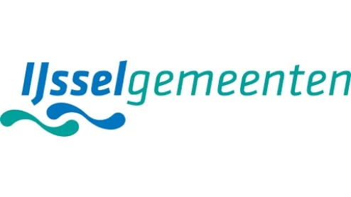 Logo van IJsselgemeenten met het woord "IJssel" in blauw met golfmotieven eronder, en "gemeenten" in groen Logo van IJsselgemeenten met het woord "IJssel" in blauw met golfmotieven eronder, en "gemeenten" in groen.
