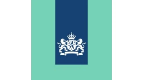 Blauwe verticale rechthoek met een wit Nederlands wapen in het midden, geplaatst op een licht groenblauwe achtergrond.