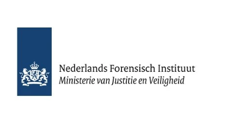 Logo van het Nederlands Forensisch Instituut met de tekst van het Ministerie van Justitie en Veiligheid, met een blauw embleem met een witte leeuw en kroon.