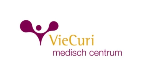 Logo voor VieCuri medisch centrum met een gestileerde kastanjebruine menselijke figuur boven de gele en kastanjebruine tekst op een witte achtergrond.