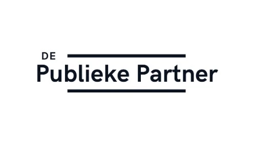 Logo met de tekst "DE Publieke Partner" in vette zwarte letters, met horizontale lijnen boven en onder "Publieke Partner" op een witte achtergrond.