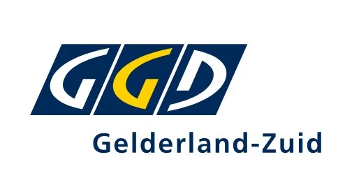 Logo van GGD Gelderland-Zuid met gestileerde blauwe en gele letters "GGD" boven de tekst "Gelderland-Zuid" op een witte achtergrond.