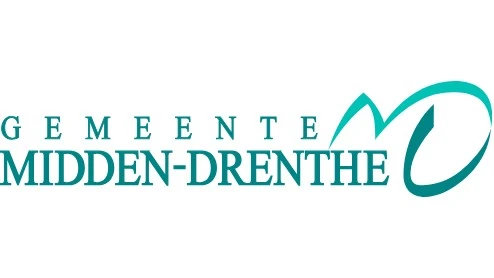 Logo van de gemeente Midden-Drenthe, met de naam in groenblauwe hoofdletters en een abstract gebogen ontwerp aan de rechterkant.