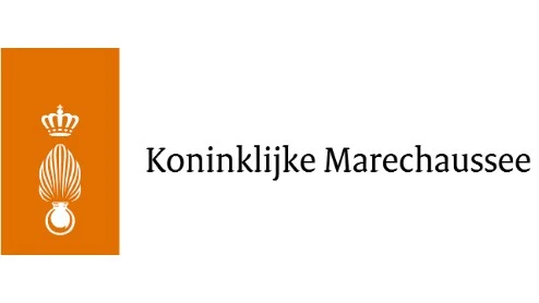 Logo van de Koninklijke Marechaussee met een oranje rechthoek met een kroon en embleem, naast de naam van de organisatie in zwarte tekst op een witte achtergrond.