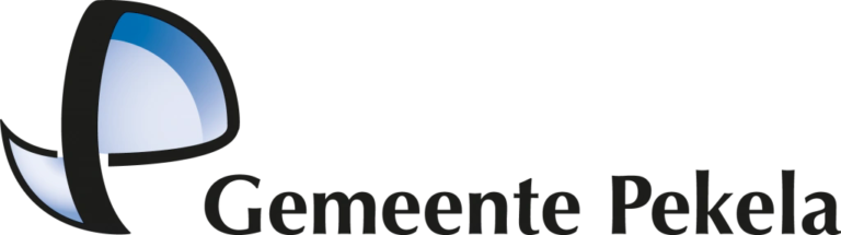 Logo van Gemeente Pekela met een gestileerde blauw-witte abstracte vorm links van de tekst.