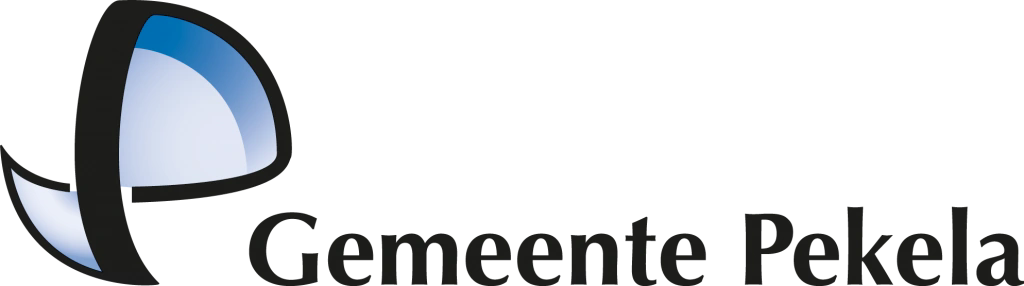 Logo van Gemeente Pekela met een gestileerde blauw-witte abstracte vorm links van de tekst.