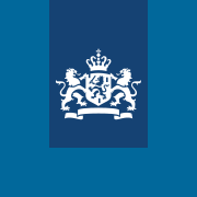 Een blauw-wit embleem met twee leeuwen die een gekroond schild met daarop een leeuw vasthouden, afgebeeld tegen een donkerblauwe rechthoek op een lichtere blauwe achtergrond.
