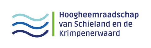 Het logo van het Hoogheemraadschap van Schieland en de Krimpenerwaard, met drie blauwe golvende lijnen en de naam van de organisatie in het Nederlands rechts ervan.