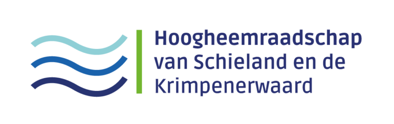 Het logo van het Hoogheemraadschap van Schieland en de Krimpenerwaard, met drie blauwe golvende lijnen en de naam van de organisatie in het Nederlands rechts ervan.